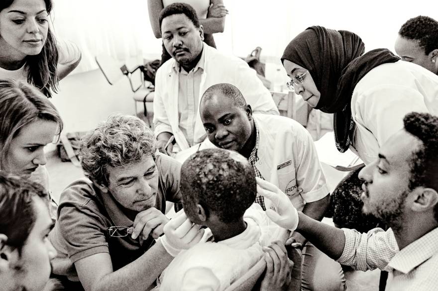 Colabora con África en la Piel.