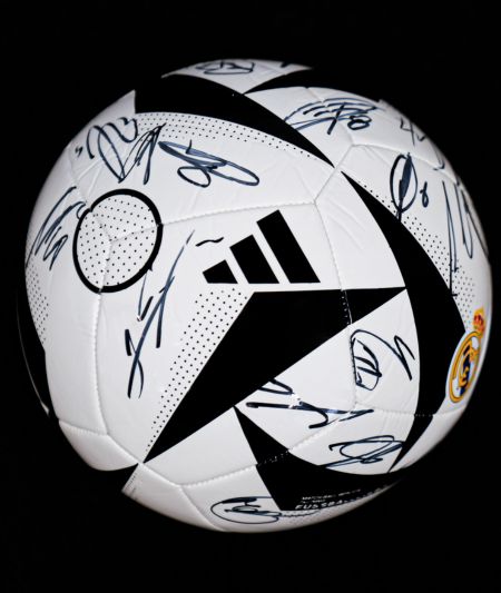 Balón firmando Real Madrid.