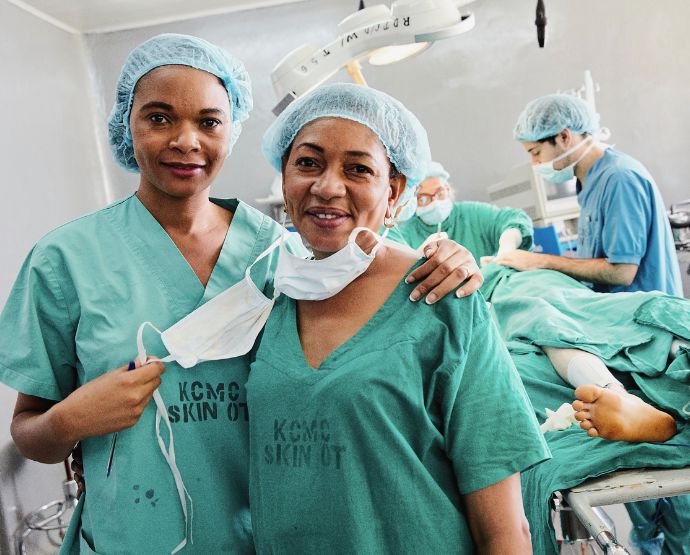 Equipo de quirófano del proyecto de cirugía del cáncer de piel de África en la Piel