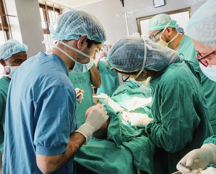 Equipo médico realizando una intervención dentro del programa de cirugía del cáncer de piel