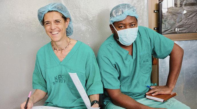 Profesionales sanitarios durante el seguimiento clínico de un paciente