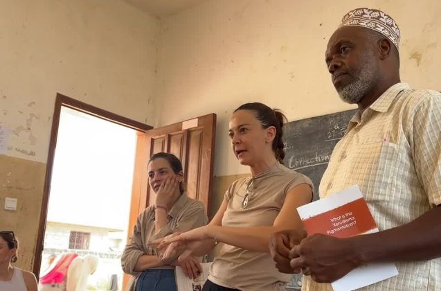 Sesión de apoyo y formación con docentes dentro del programa de escolarización segura