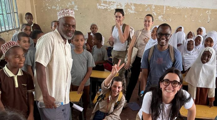 Grupo de alumnos, docentes y colaboradores en una actividad del programa de apoyo educativo