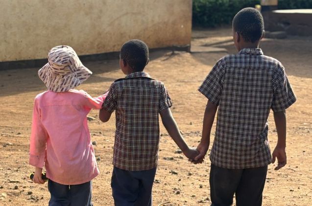 Niños caminando juntos dentro del programa de integración y apoyo educativo