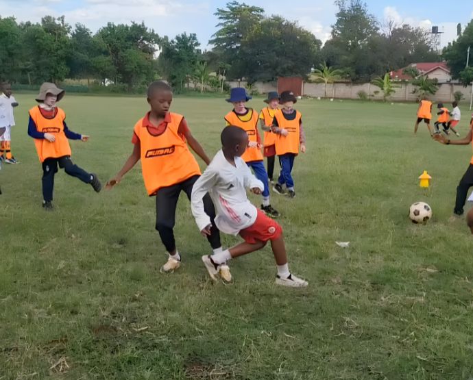 Niños participando en un entrenamiento de la escuela sociodeportiva en Moshi