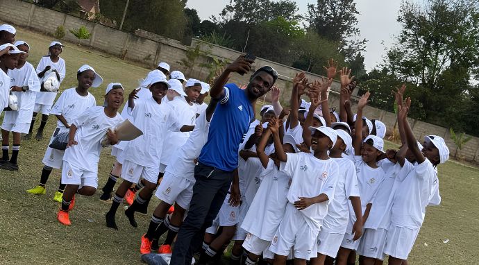 Grupo de niños de la escuela sociodeportiva durante una actividad en el campo