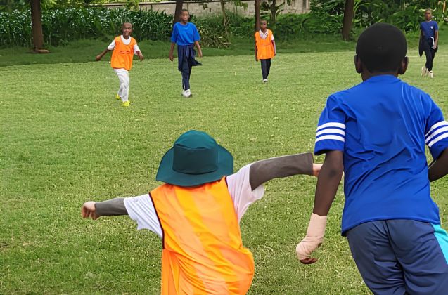 Niños jugando al fútbol dentro del programa sociodeportivo de África en la Piel