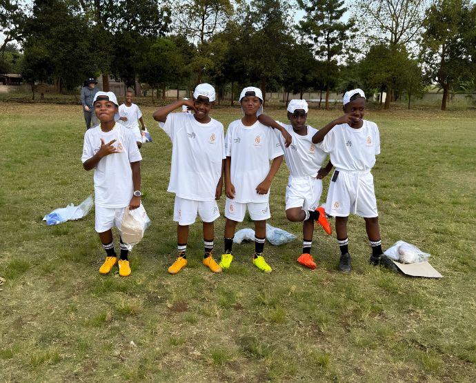Niños preparados para entrenar en la escuela sociodeportiva de Moshi
