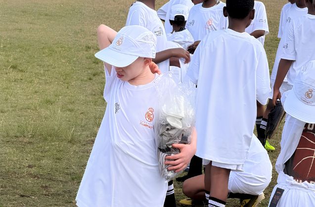 Niños con ropa y gorra durante una actividad deportiva segura al aire libre