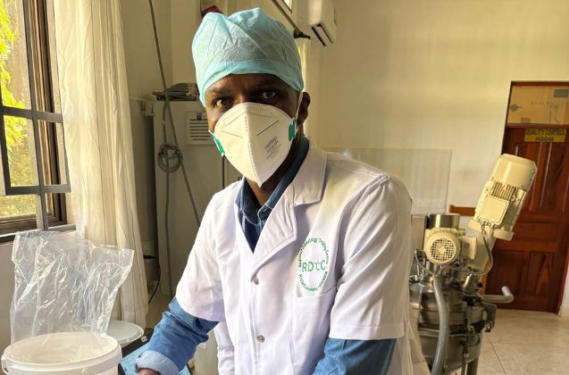 Profesional sanitario trabajando con materiales de farmacia y formulación