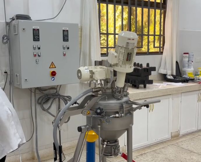 Equipamiento técnico del laboratorio de farmacia y formulación
