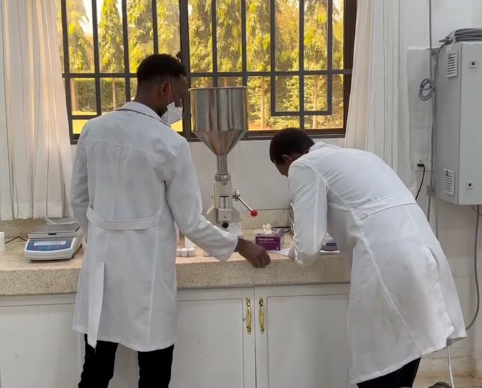 Profesionales trabajando en el laboratorio de farmacia y formulación