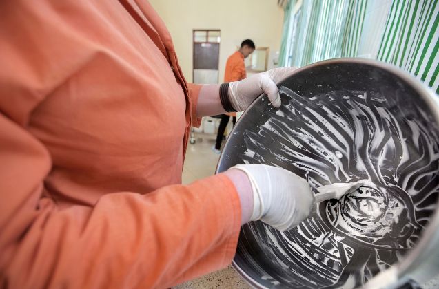 Mezcla de crema dermatológica durante el proceso de formulación