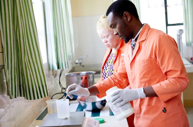 Preparación y entrega de tratamiento dermatológico a una paciente del programa