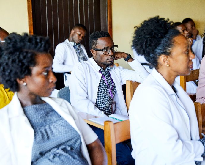 Grupo de profesionales participando en una formación médica especializada