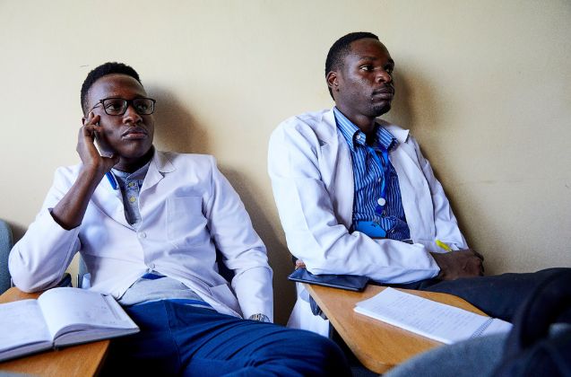 Residentes y profesionales locales durante una sesión de formación médica