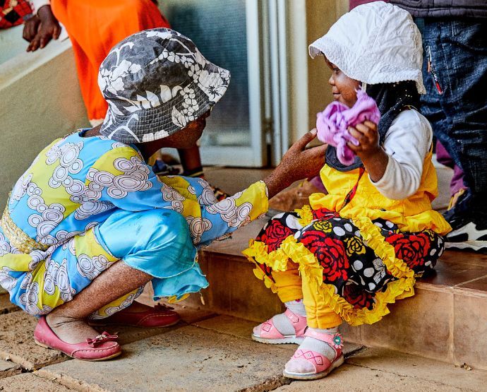 Entrega de gorros fotoprotectores a niños y familias del programa