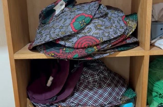 Gorros fotoprotectores almacenados para su distribución dentro del programa