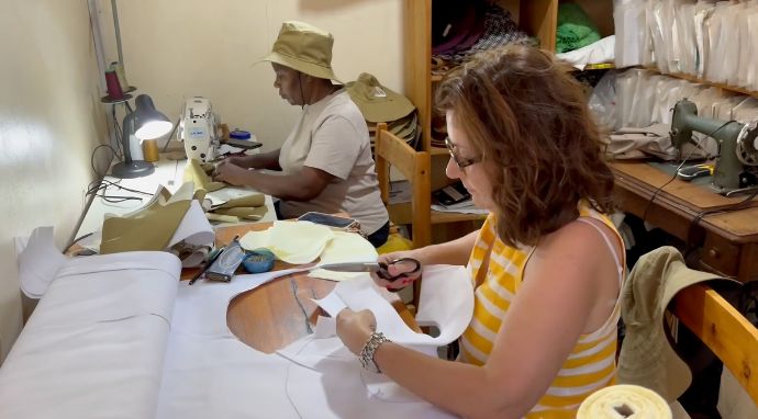 Taller de costura para la fabricación local de gorros fotoprotectores