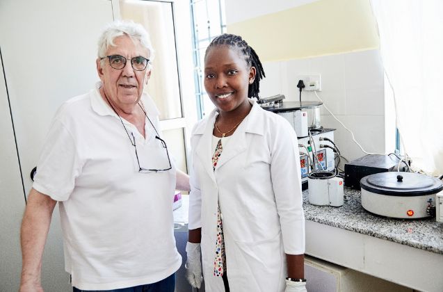 Profesionales sanitarios en el laboratorio de Anatomía Patológica